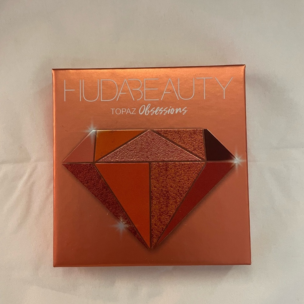 HUDA BEAUTY Topaz Palette with Warm Tones